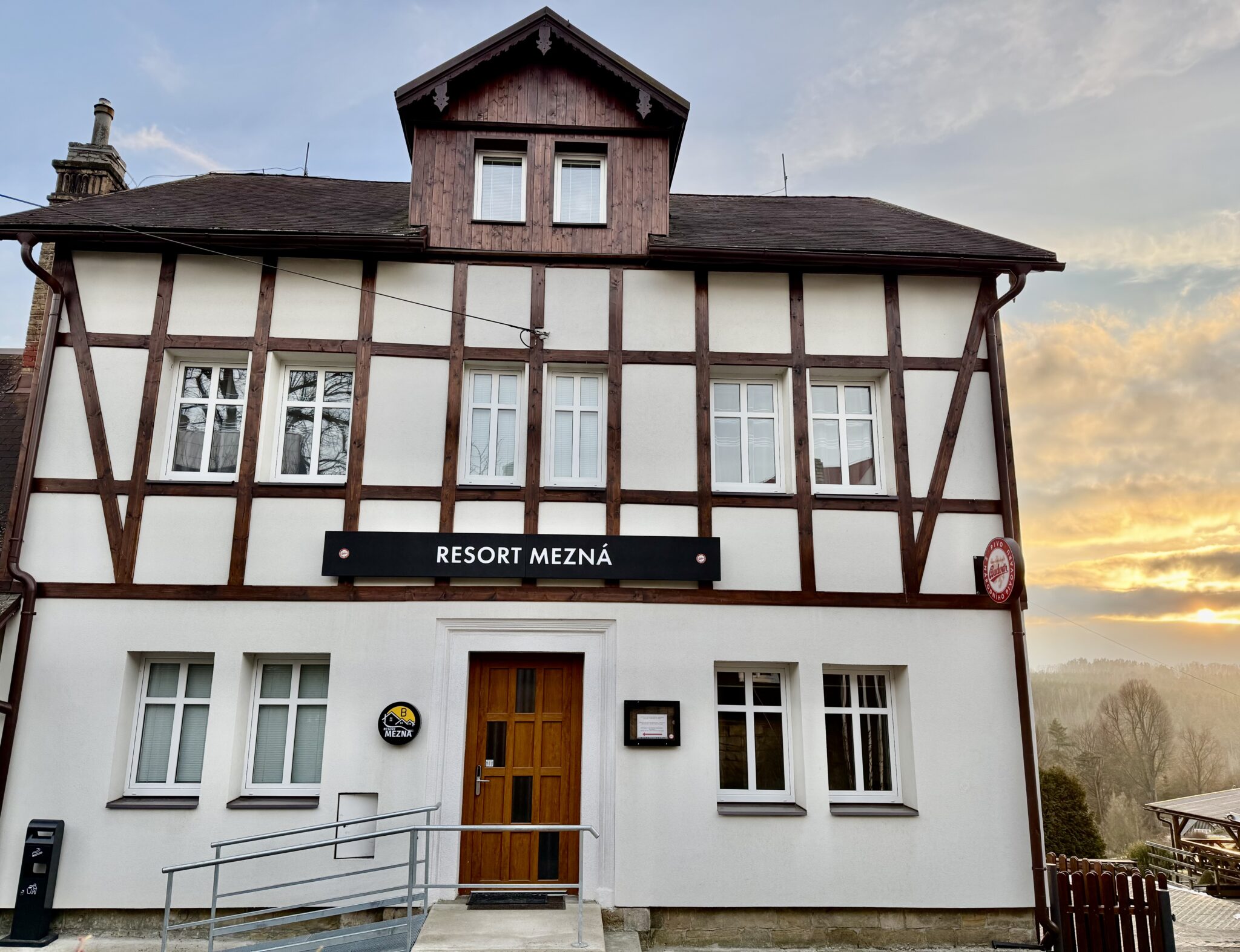 Gebäude B – Nad Soutěskami im Resort Mezná bei Sonnenuntergang, traditionelle Fachwerkarchitektur in der Böhmischen Schweiz